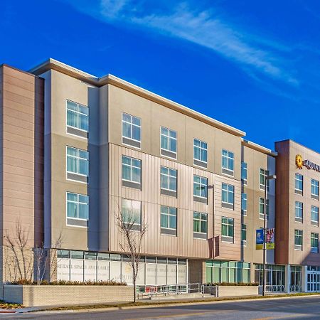 La Quinta Inn & Suites By Wyndham Kansas City Beacon Hill Bagian luar foto