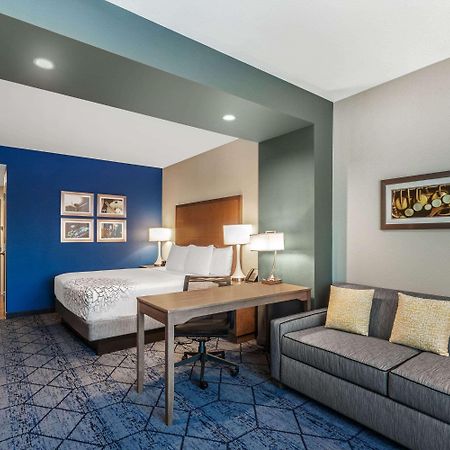 La Quinta Inn & Suites By Wyndham Kansas City Beacon Hill Bagian luar foto