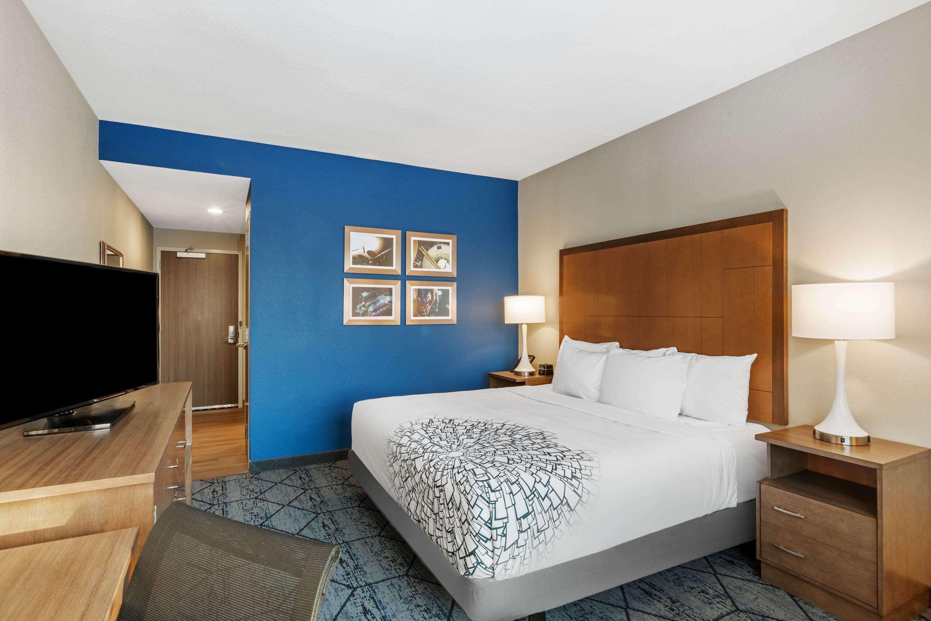 La Quinta Inn & Suites By Wyndham Kansas City Beacon Hill Bagian luar foto