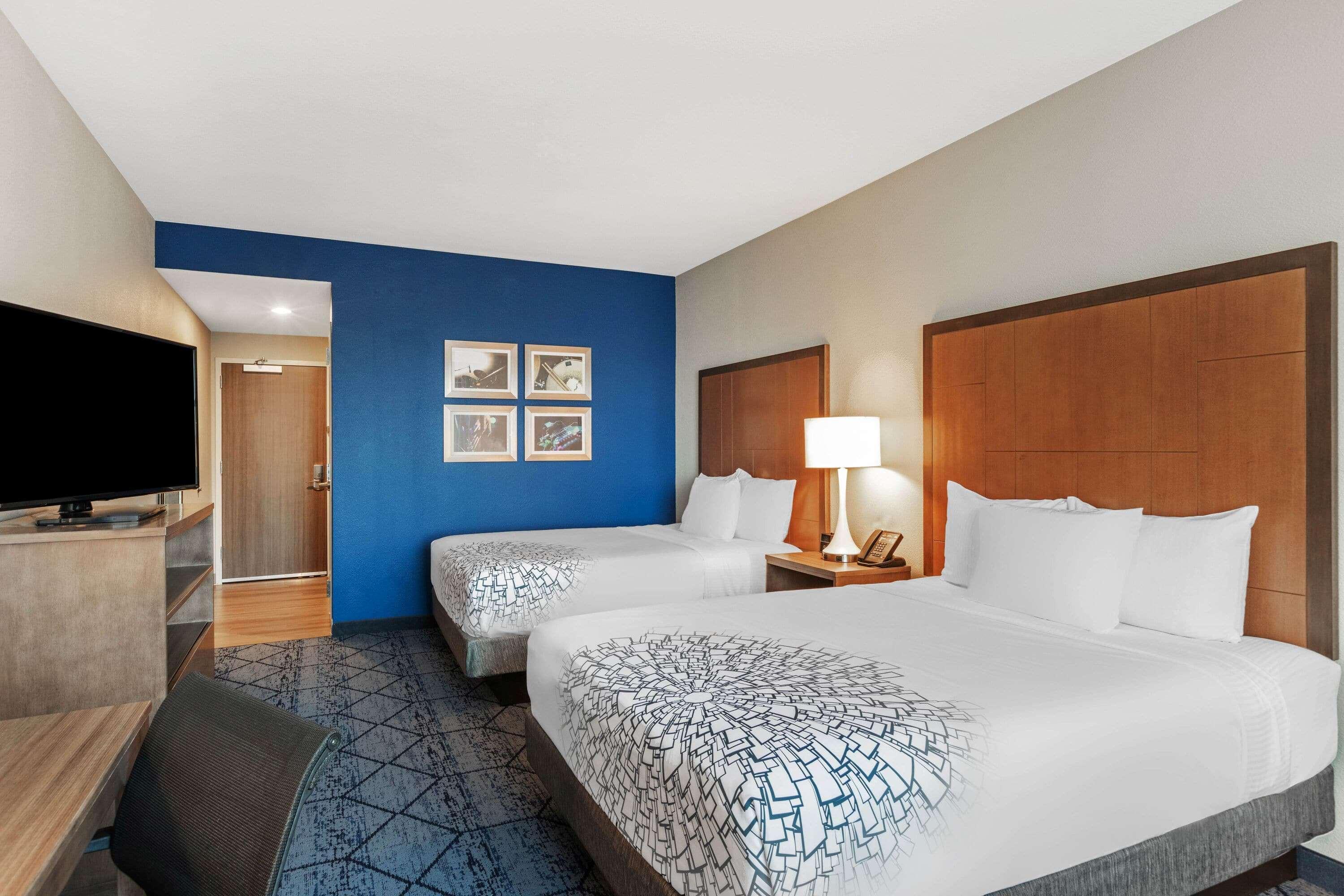 La Quinta Inn & Suites By Wyndham Kansas City Beacon Hill Bagian luar foto