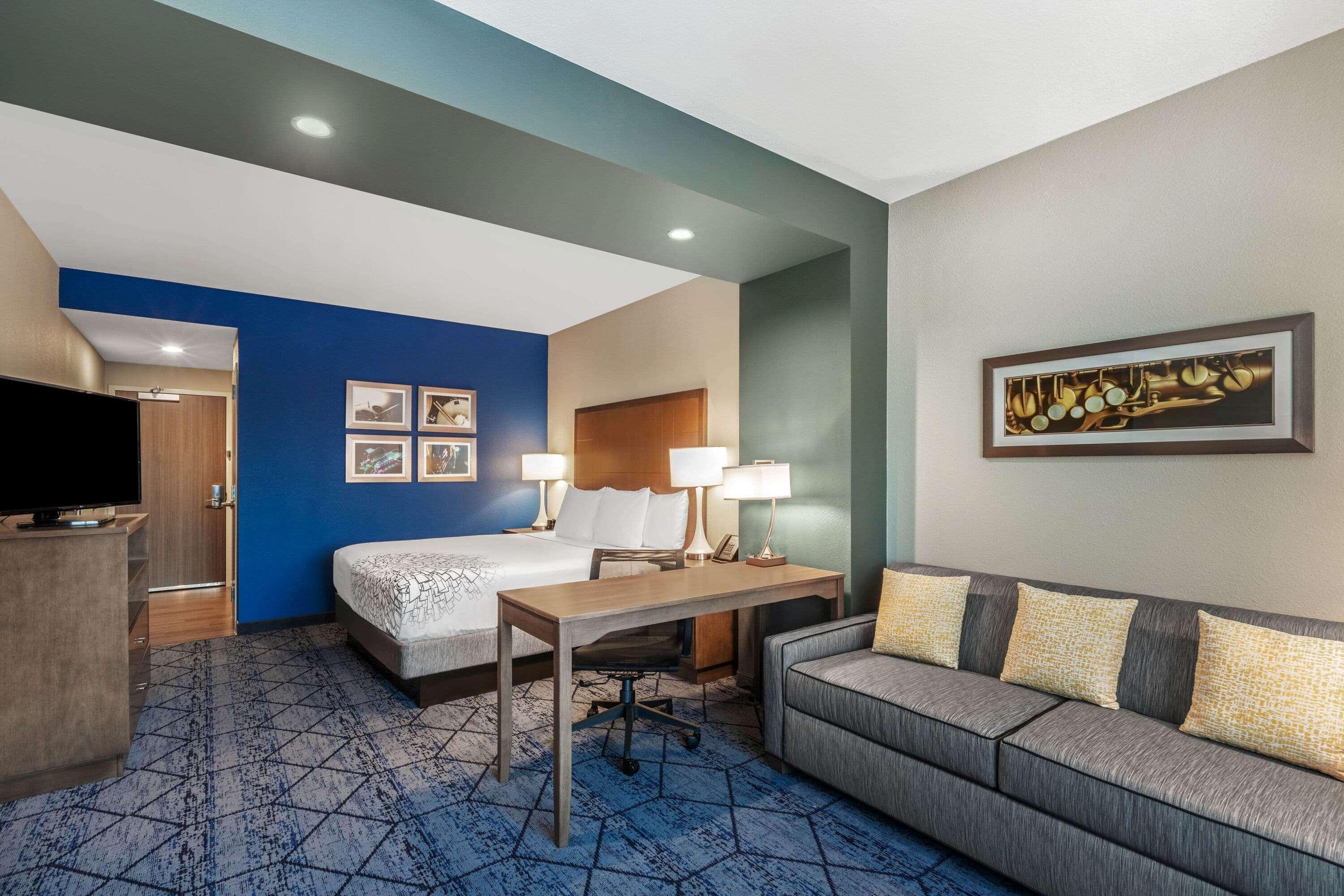 La Quinta Inn & Suites By Wyndham Kansas City Beacon Hill Bagian luar foto