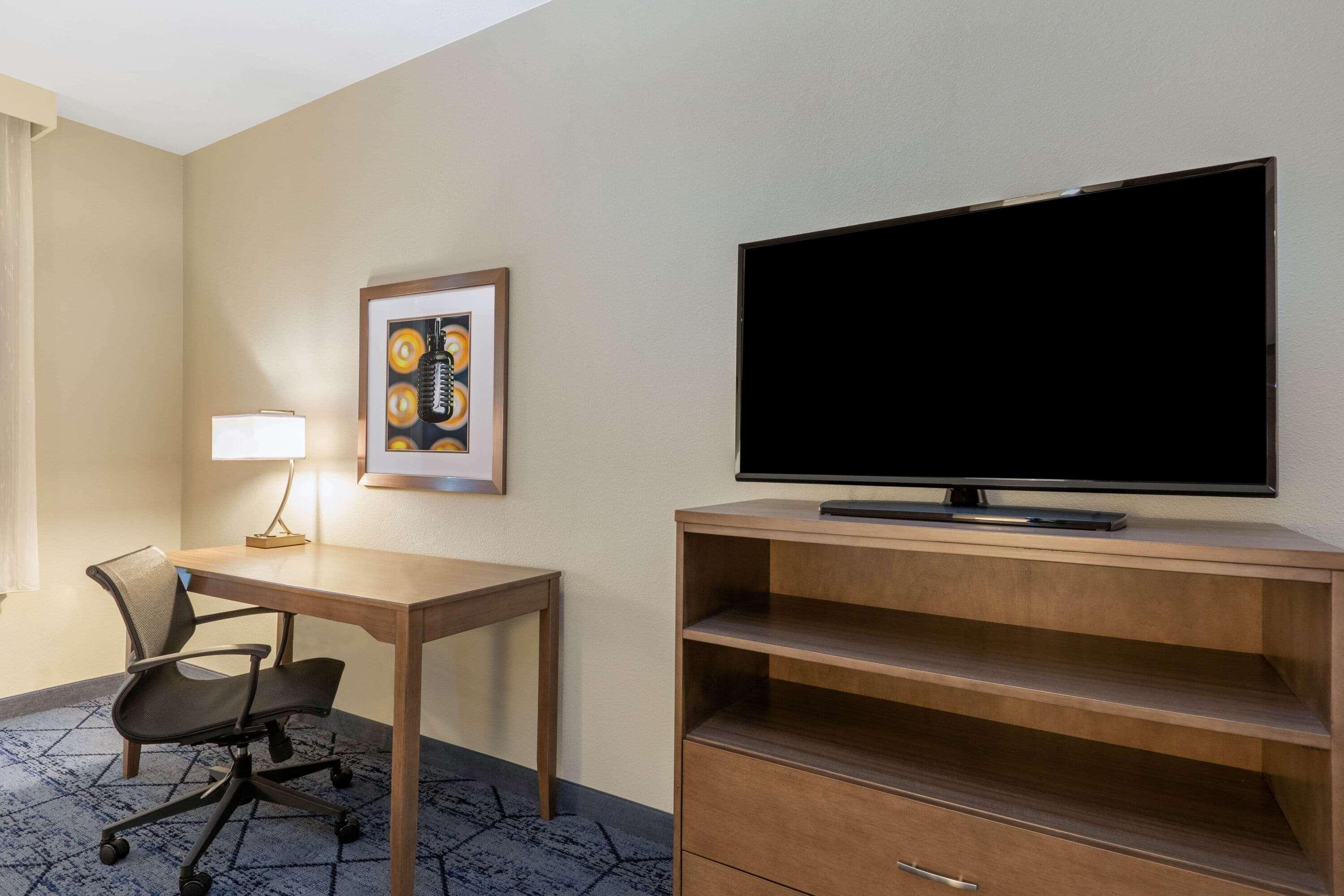 La Quinta Inn & Suites By Wyndham Kansas City Beacon Hill Bagian luar foto