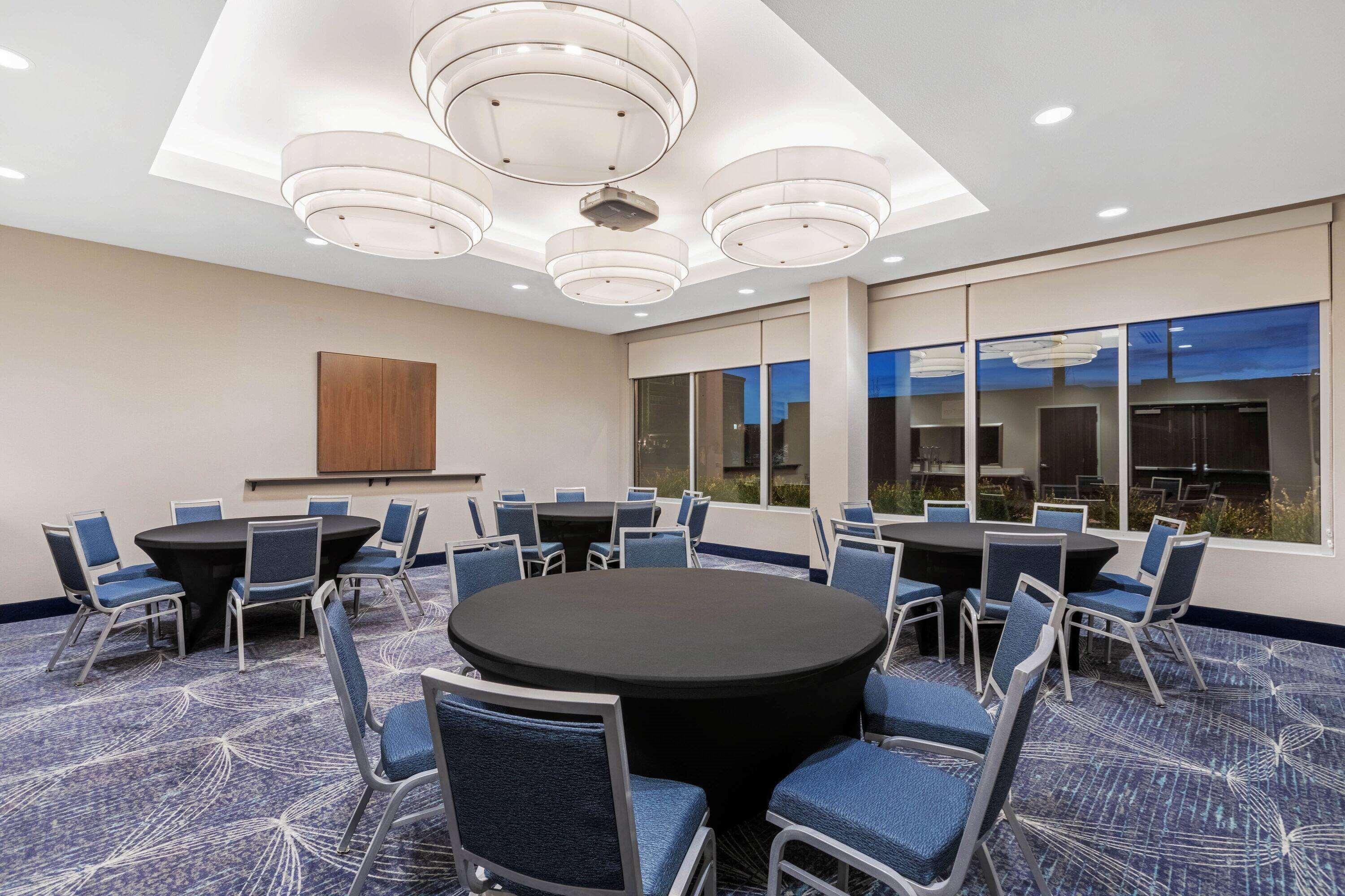 La Quinta Inn & Suites By Wyndham Kansas City Beacon Hill Bagian luar foto