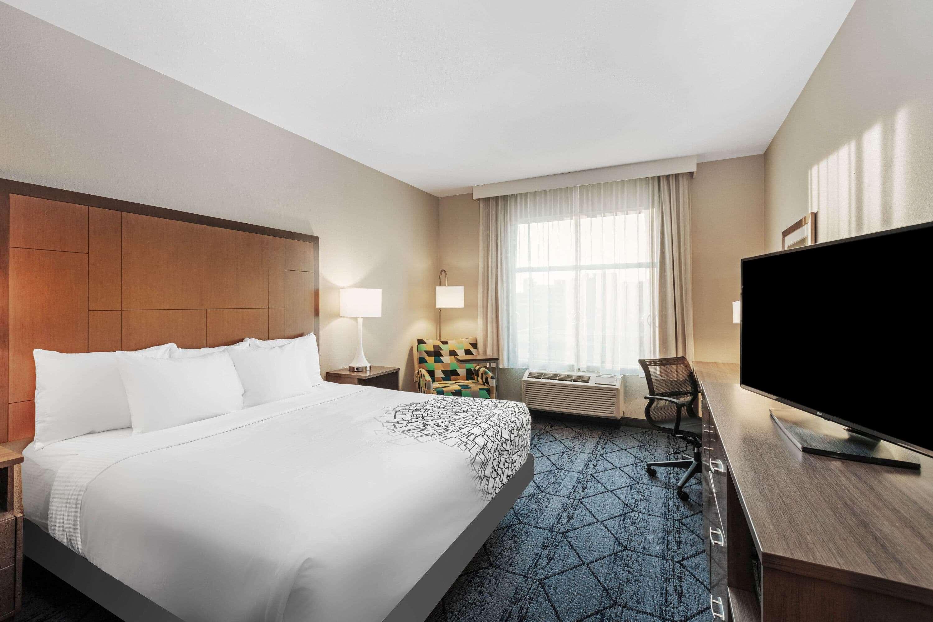 La Quinta Inn & Suites By Wyndham Kansas City Beacon Hill Bagian luar foto