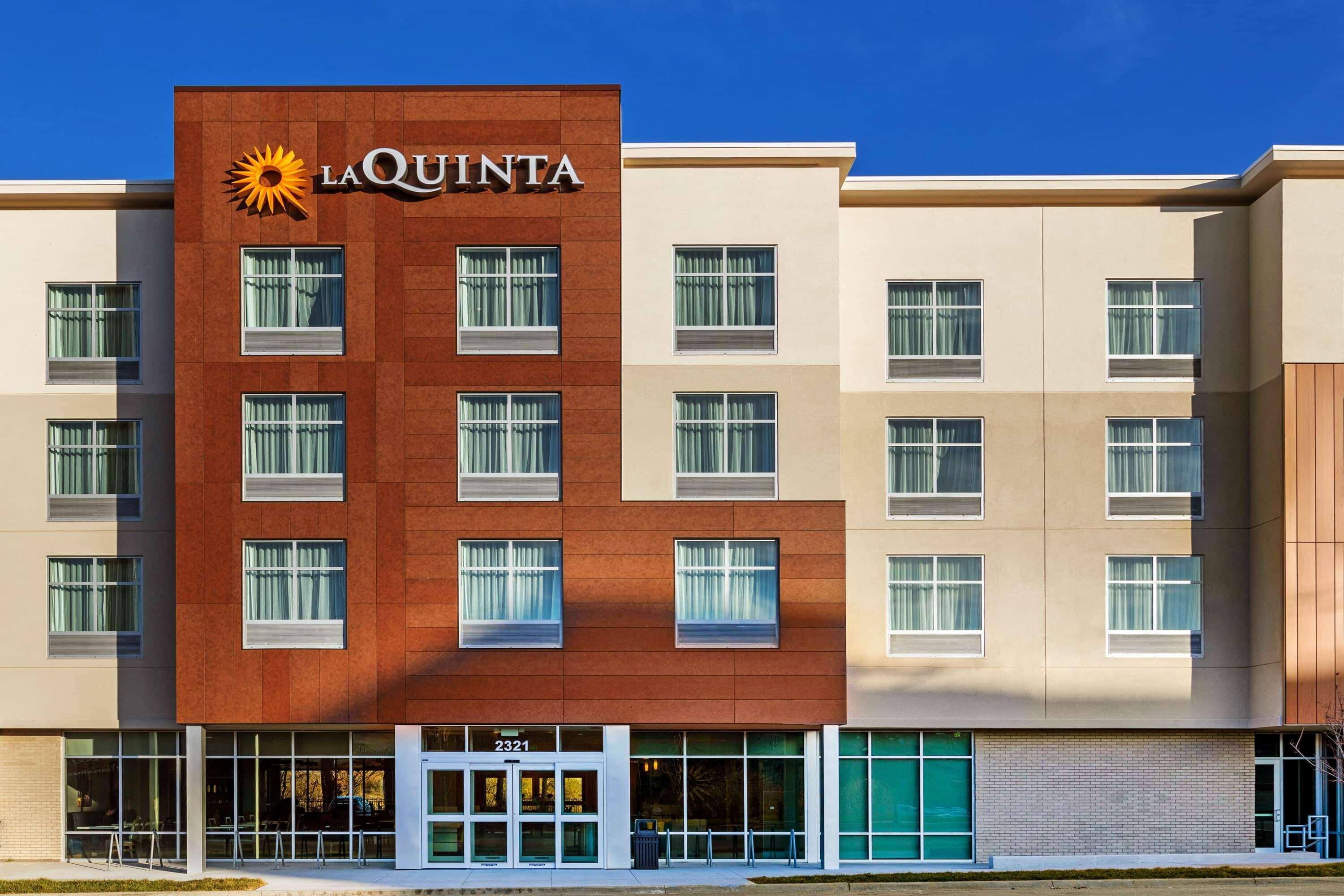 La Quinta Inn & Suites By Wyndham Kansas City Beacon Hill Bagian luar foto