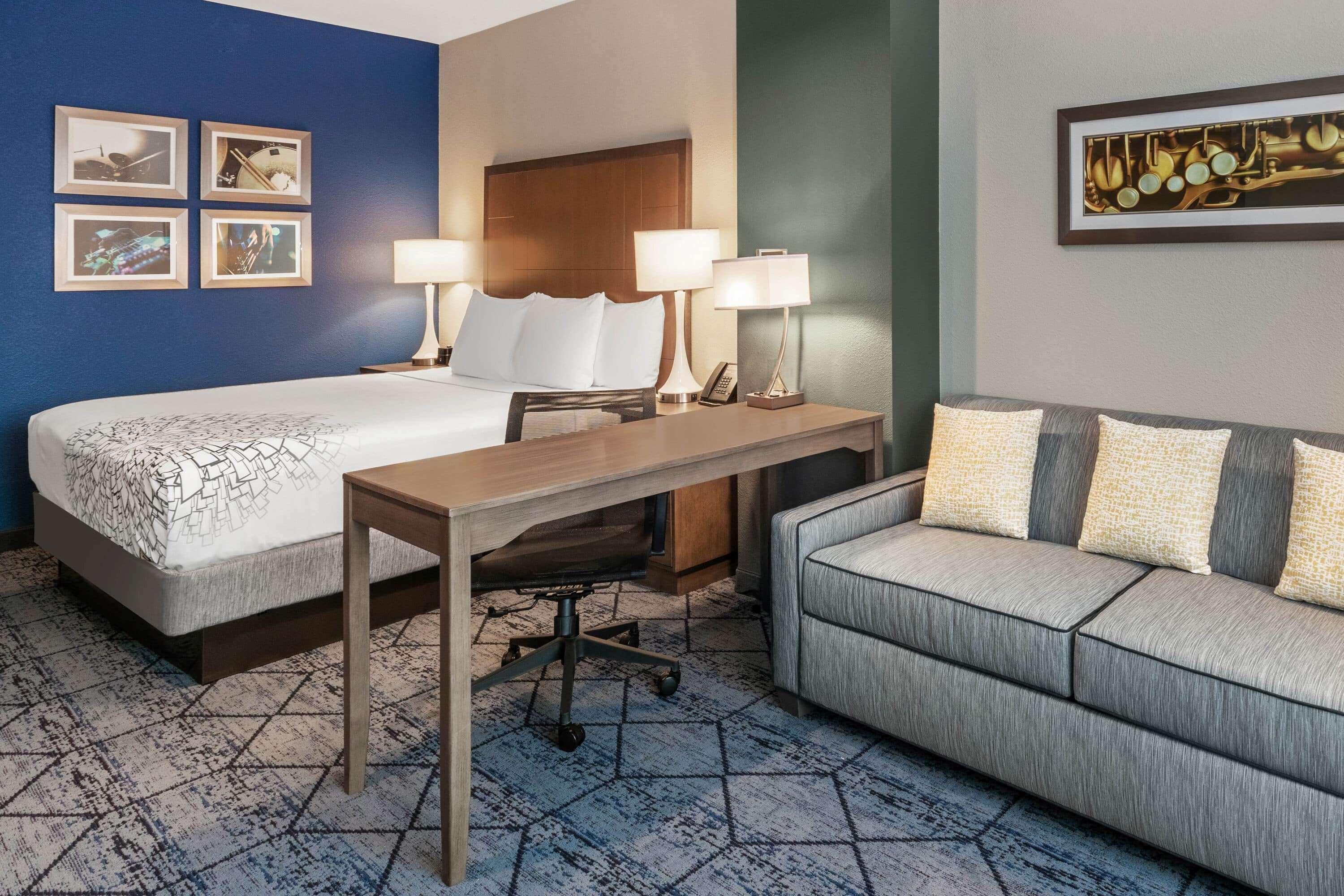 La Quinta Inn & Suites By Wyndham Kansas City Beacon Hill Bagian luar foto