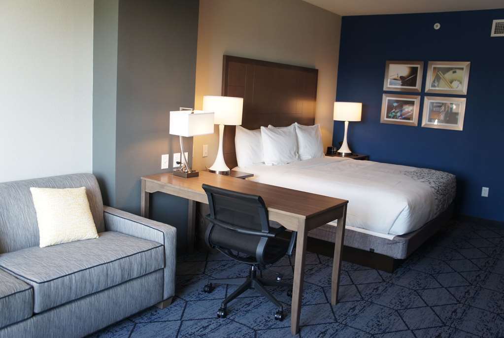 La Quinta Inn & Suites By Wyndham Kansas City Beacon Hill Ruang foto