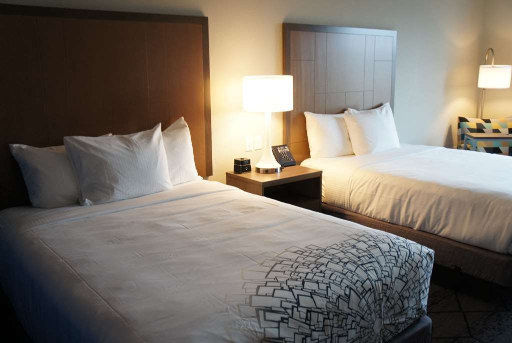 La Quinta Inn & Suites By Wyndham Kansas City Beacon Hill Ruang foto