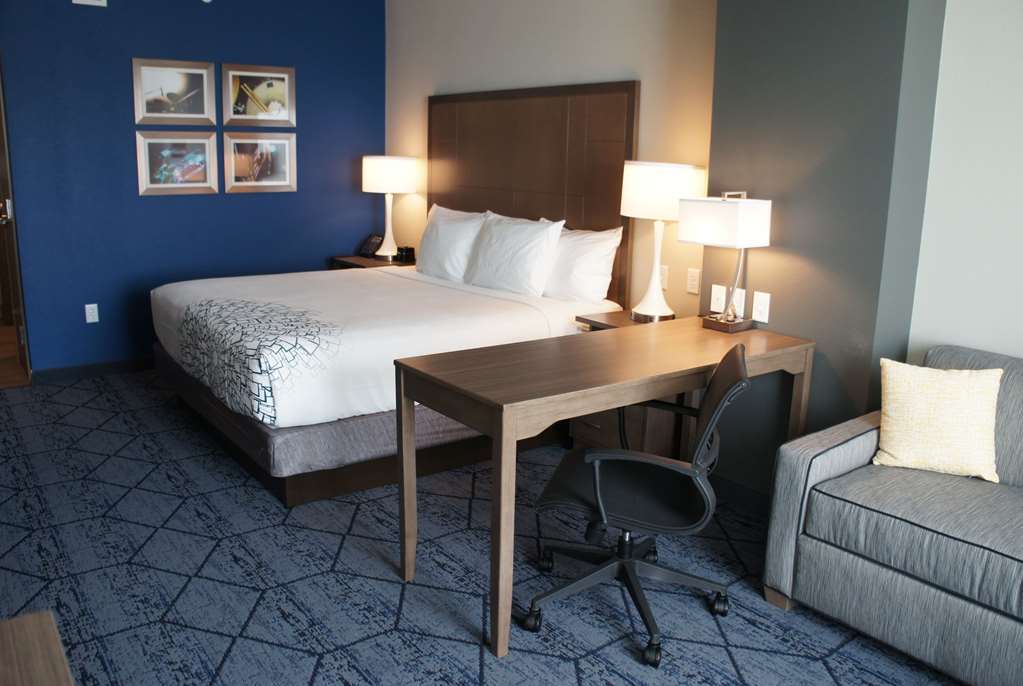 La Quinta Inn & Suites By Wyndham Kansas City Beacon Hill Ruang foto