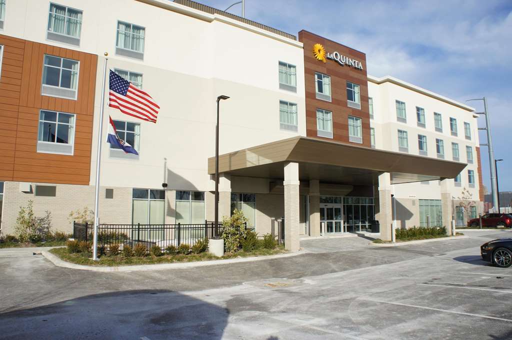 La Quinta Inn & Suites By Wyndham Kansas City Beacon Hill Bagian luar foto