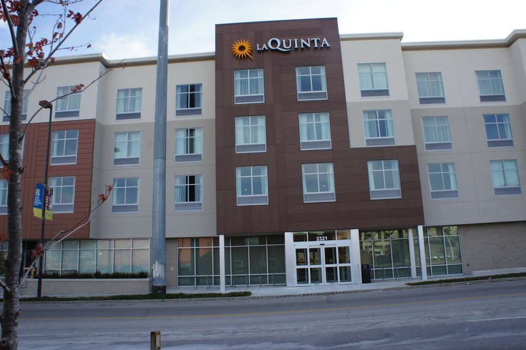 La Quinta Inn & Suites By Wyndham Kansas City Beacon Hill Bagian luar foto