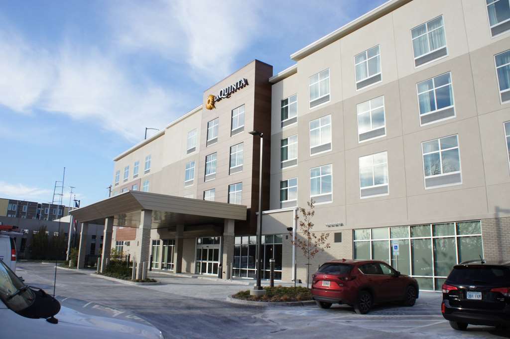 La Quinta Inn & Suites By Wyndham Kansas City Beacon Hill Bagian luar foto